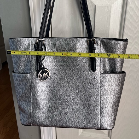 🖤Michael Kors Silver Tote Bag🖤 - Picture 9 of 16